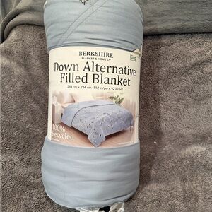 Berkshire Down Alternative Filled Blanket - Soft Blue